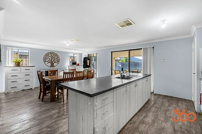 Ellenbrook 4房  Light-Filled Living with a Theatre & Big Backyard