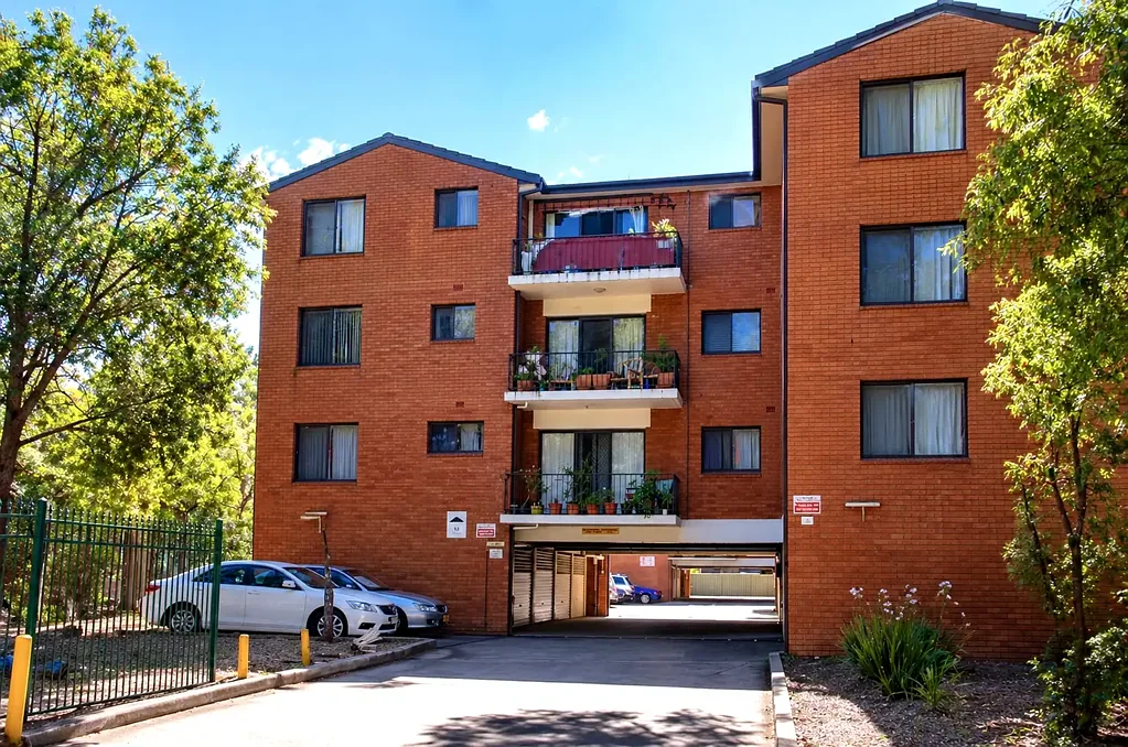 Liverpool 2कमरा Oversized two bedroom apartment with lock up garage in a walk -to-everything Liverpool Position