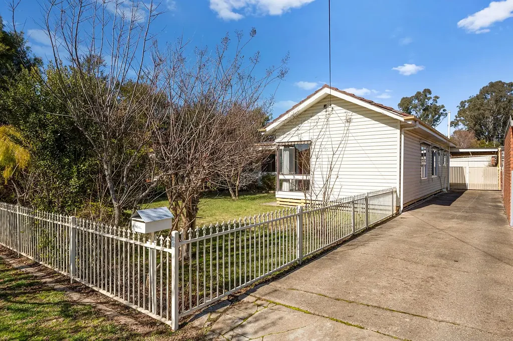Benalla 3침실 Charming Weatherboard Home in a Sought-After Location