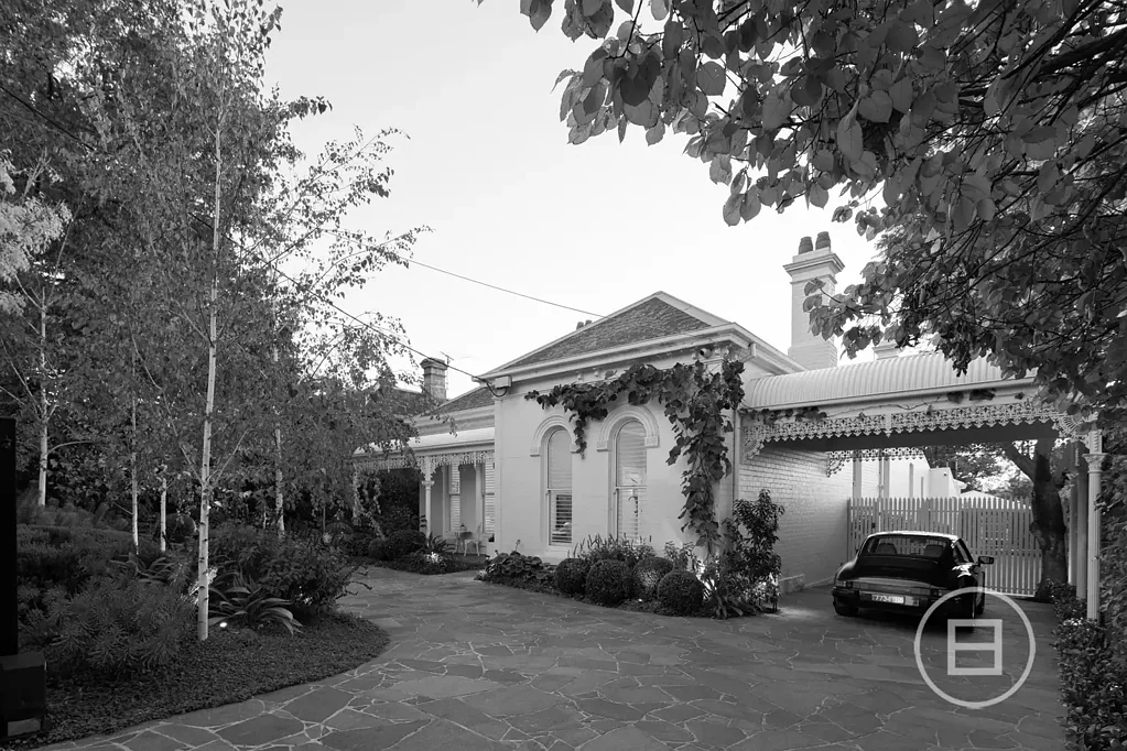 Toorak 5कमरा Expressions of Interest closing Tuesday 24th June at 3pm