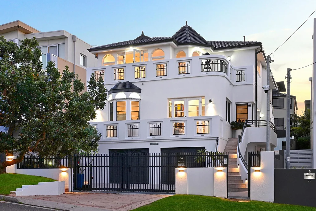Maroubra 5房 “Sorrento”，位于 Lurline Bay 的永恒欧式杰作，坐拥海景和阳光泳池 'Sorrento', A Timeless European Inspired Masterpiece in Lurline Bay with Sea Views & Sunny Pool