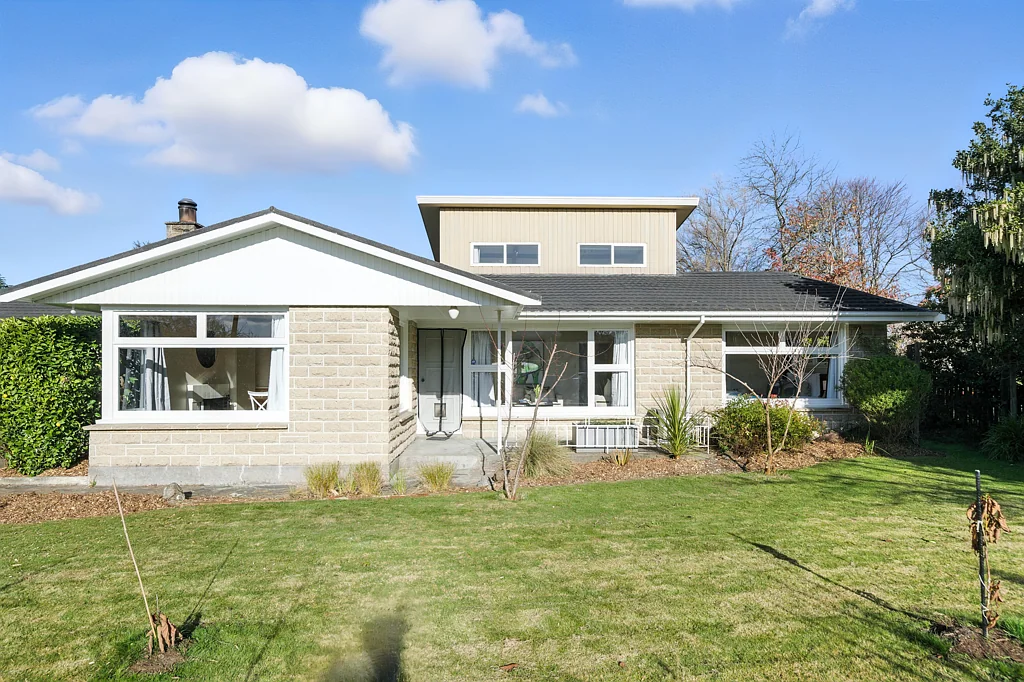 Oxford 3Kwarto Classic Main Street Home - Space, Sun + Potential!