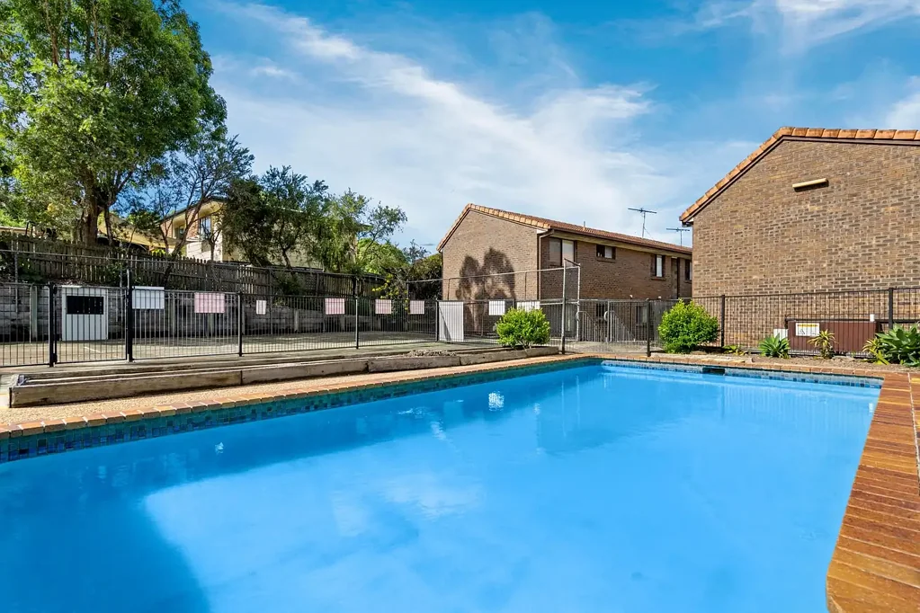 Logan Central 3कमरा Low-set Brick Townhouse | Timber Flooring | Prime Location