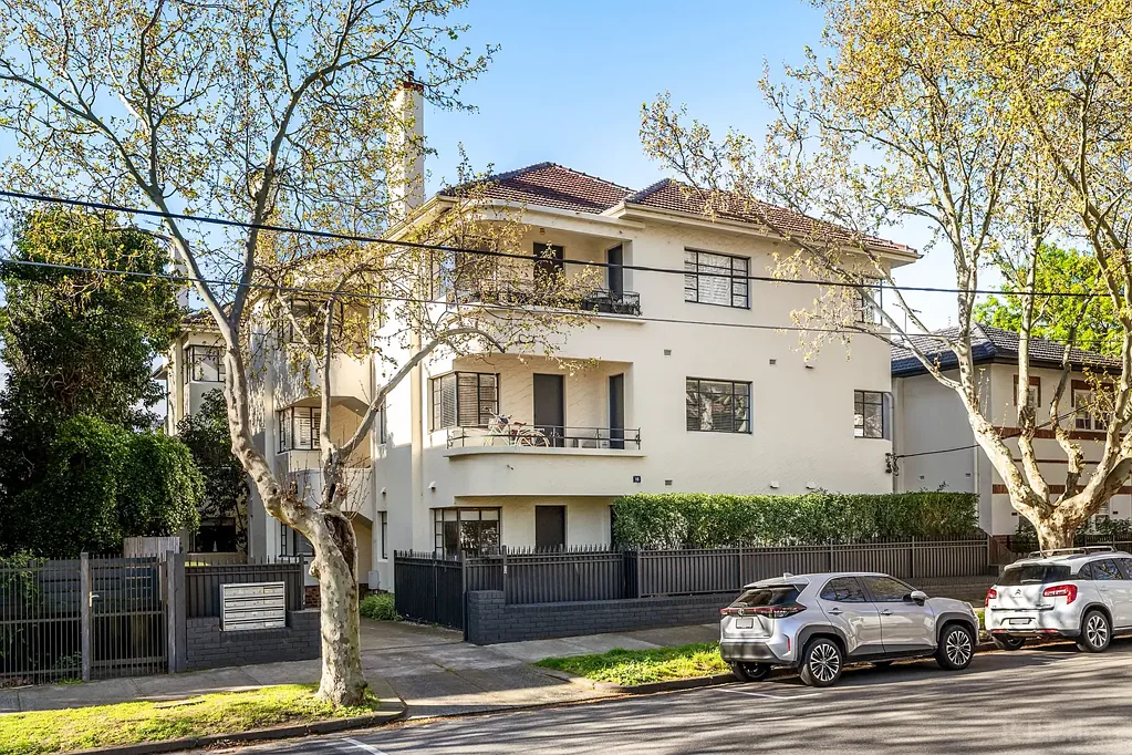 St Kilda 2 Bedroom Charming Art Deco Retreat