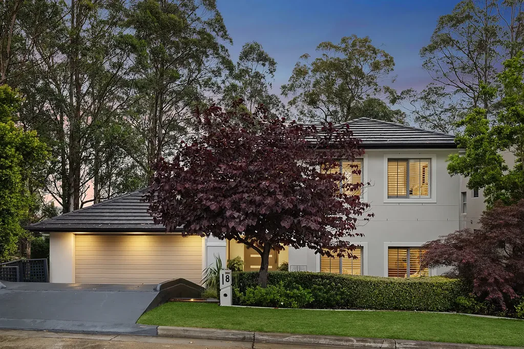 Beecroft 5房 宁静口袋位置 风景如画景致 现代家庭吸引力 豪华舒适 建筑师设计 优雅精良装修 灵活流畅设计 优质生活方式 双层入口 朝北下沉客厅 全天候露台 城市绿树景观 CaesarStone厨房 高级燃气电器 步入式食品储藏室 开放式生活区 木地板 宏伟主卧室 步入式衣帽间 套间浴室 五间卧室 内置衣柜 学房 全家庭浴室 化妆室 中央空调 CCTV 双车库 Spacious family retreat