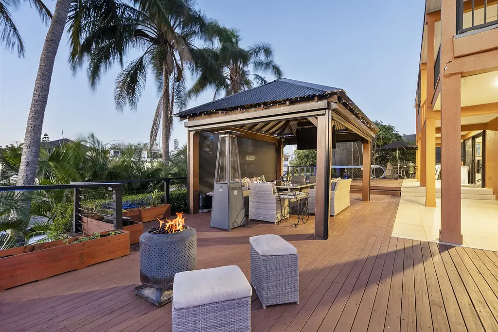 Surfers Paradise 7Zimmer 900m² NORTH-FACING WITH 40M WATER FRONTAGE