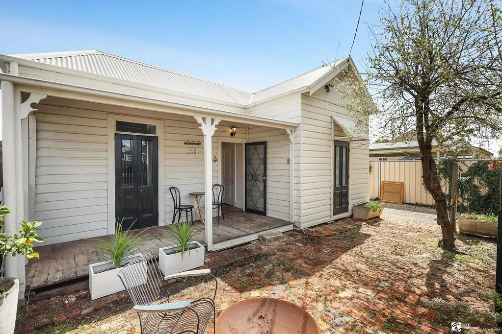 FULLY FURNISHED LUXURY IN THE HEART OF MUDGEE