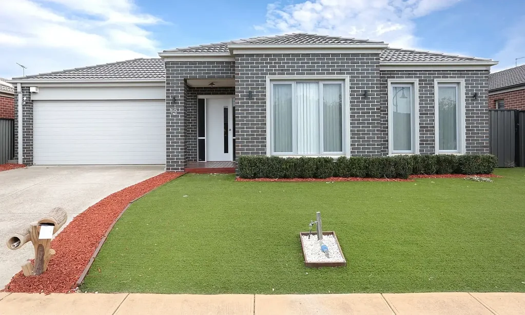 Modern Living with Multiple Living Zones & Alfresco Entertai
