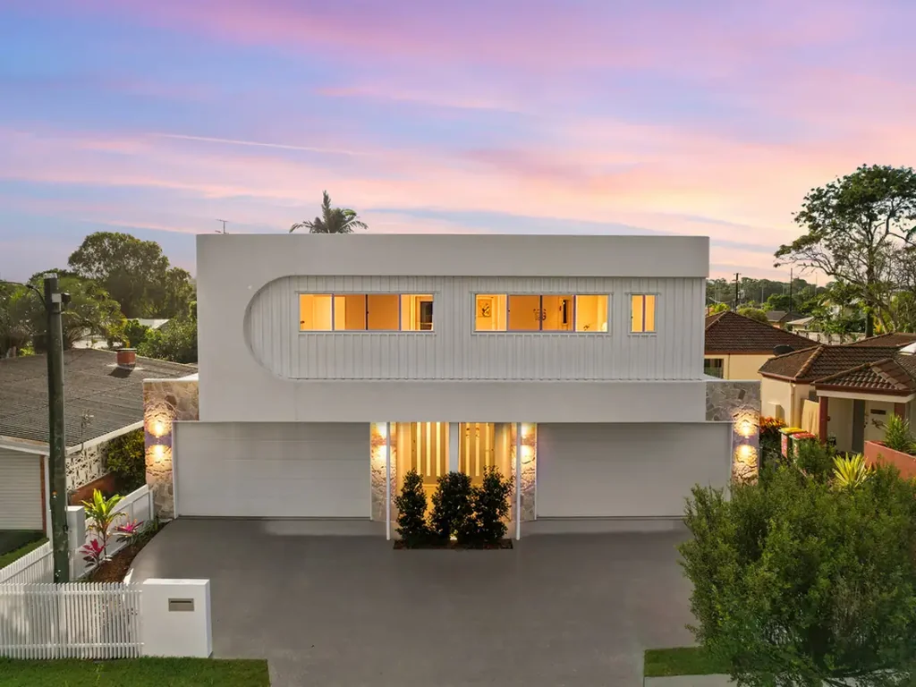 Caloundra 4 Slaapkamer Rare, Brand New Coastal Home with Expansive Backyard