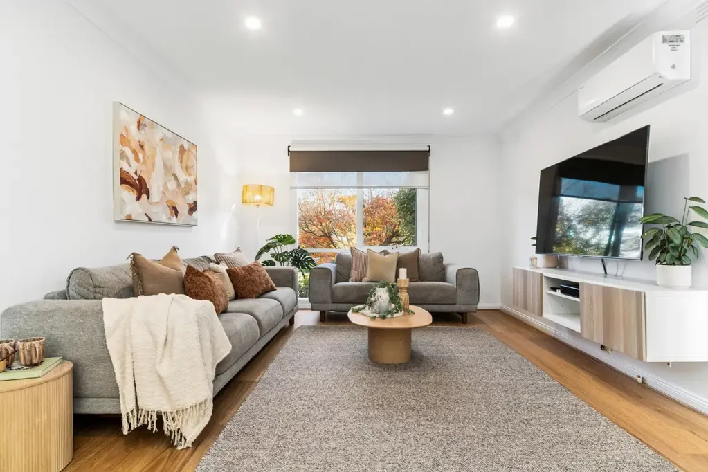 Langwarrin 3 Slaapkamer Fully Renovated Family Entertainer on 652sqm (approx.) with Studio, Basketball Court & Stunning Outdoor Living
