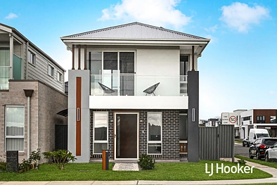 Schofields 4침실 Stunning Double-Storey Home with an Impressive Backyard Deck