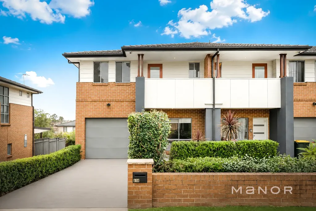Modern Townhouse with Street Frontage | Walk to City & Parramatta Buses
