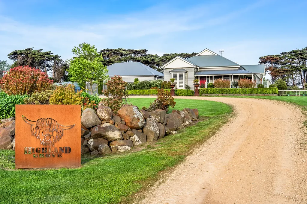 Allansford  A Spectacular Fusion of Charm and Modern Appeal on 4.05ha or 10 acres