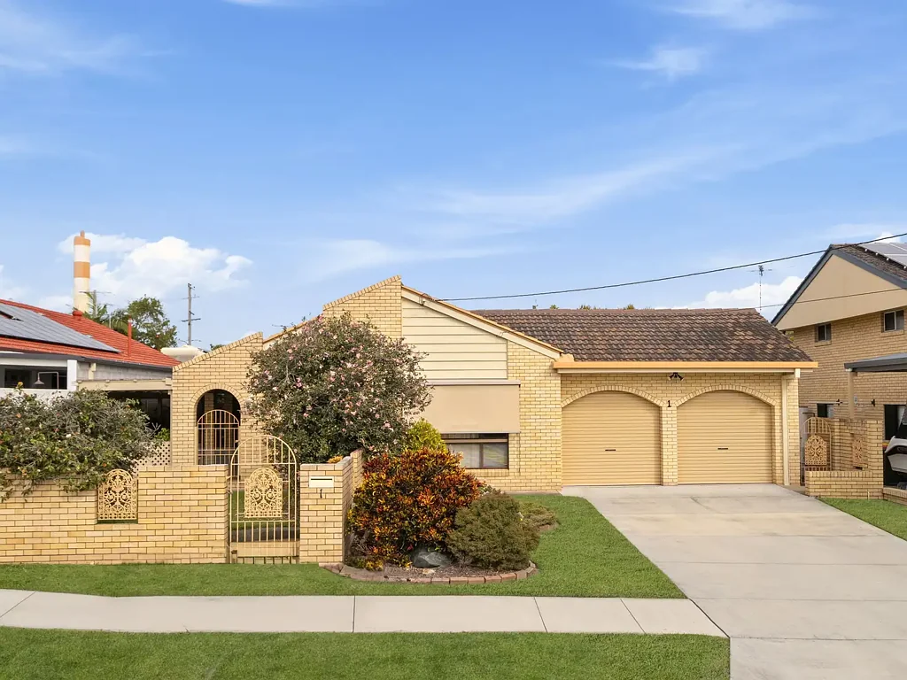 Redcliffe 4Phòng ngủ Mid-Century Charmer with Position, Potential & Lifestyle Appeal