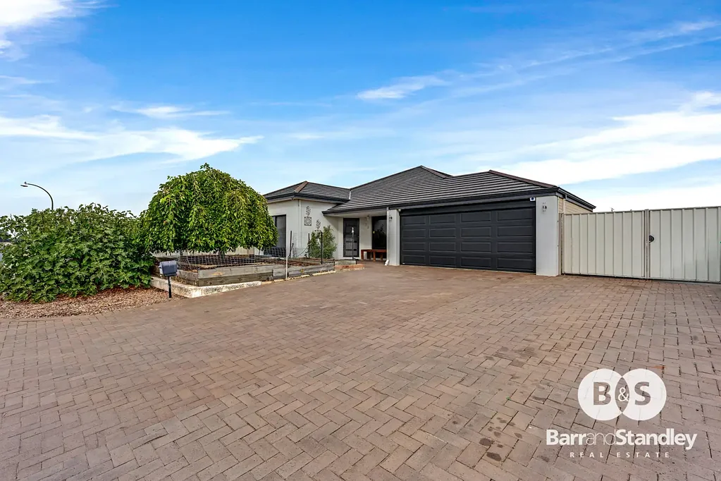 Australind 4 Bedroom Modern Comfort. Multiple Living. Side Access.