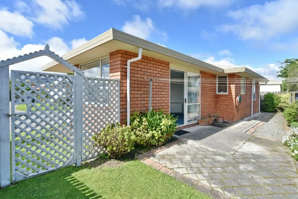 Woolston 2 Bedroom Single Level Over 60's Townhouse In A Quiet Lane