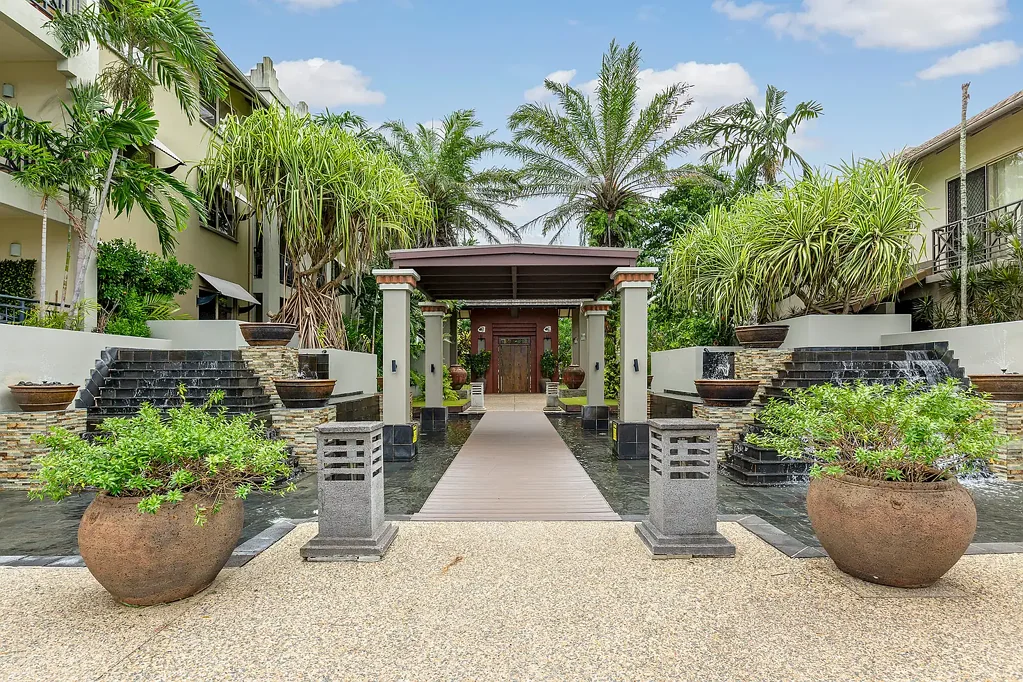 FULLY FURNISHED UNIT IN CAIRNS ONE
