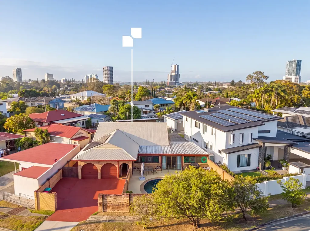 Southport 4房  TIMELESS BRICK CHARM ON AN EXPANSIVE 716m² BLOCK IN THE HEART OF CHIRN PARK