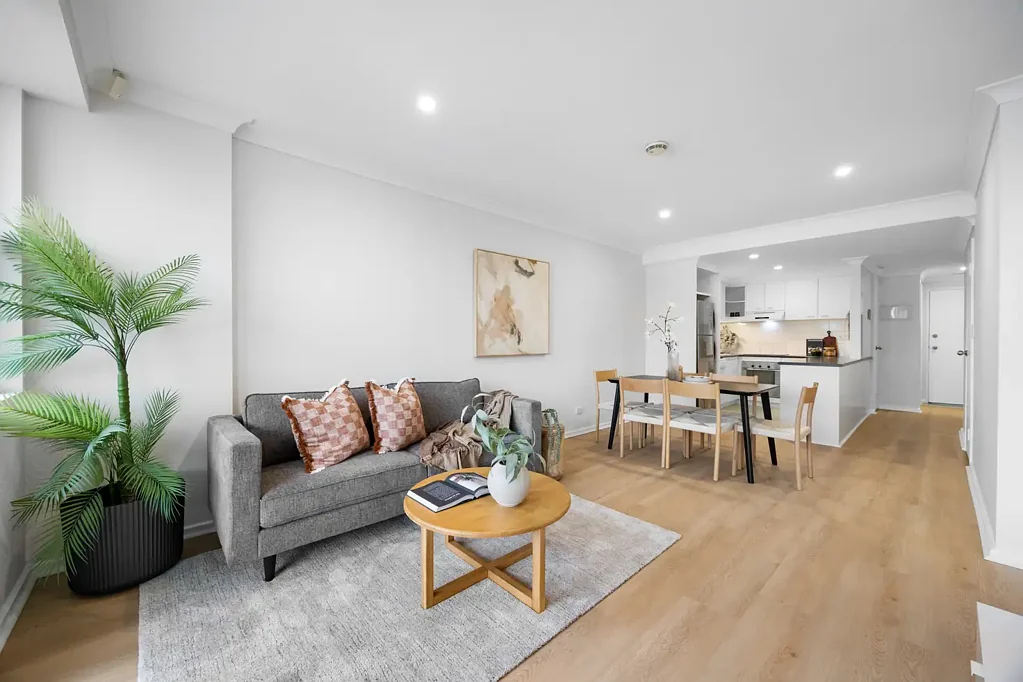 Adelaide 2 Slaapkamer Sophisticated East End Living with Spectacular Parkland Views!