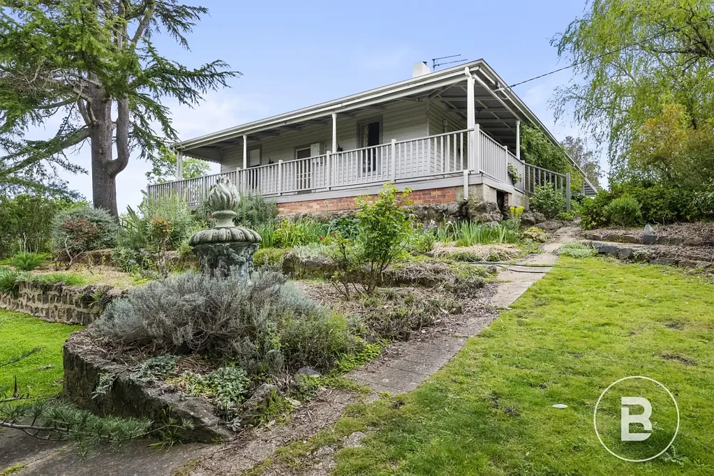 Clunes 4房  SPACIOUS FAMILY LIVING ON A GENEROUS ALLOTMENT IN PICTURESQUE CLUNES.