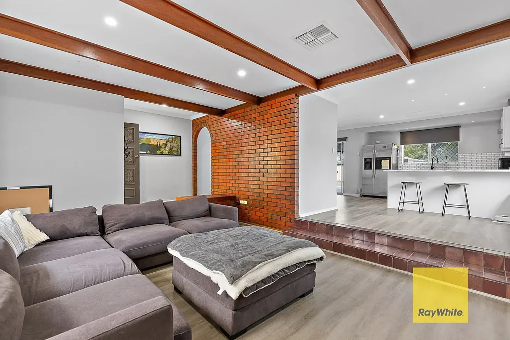 Thornlie 3房  Renovated Home With A Backyard Made For More
