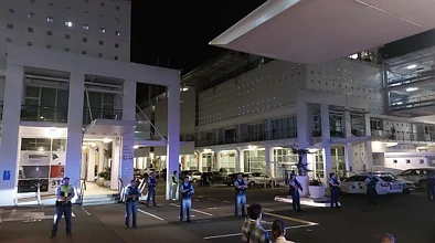奥克兰Viaduct一公寓发生骚乱，警方使用胡椒喷雾驱散