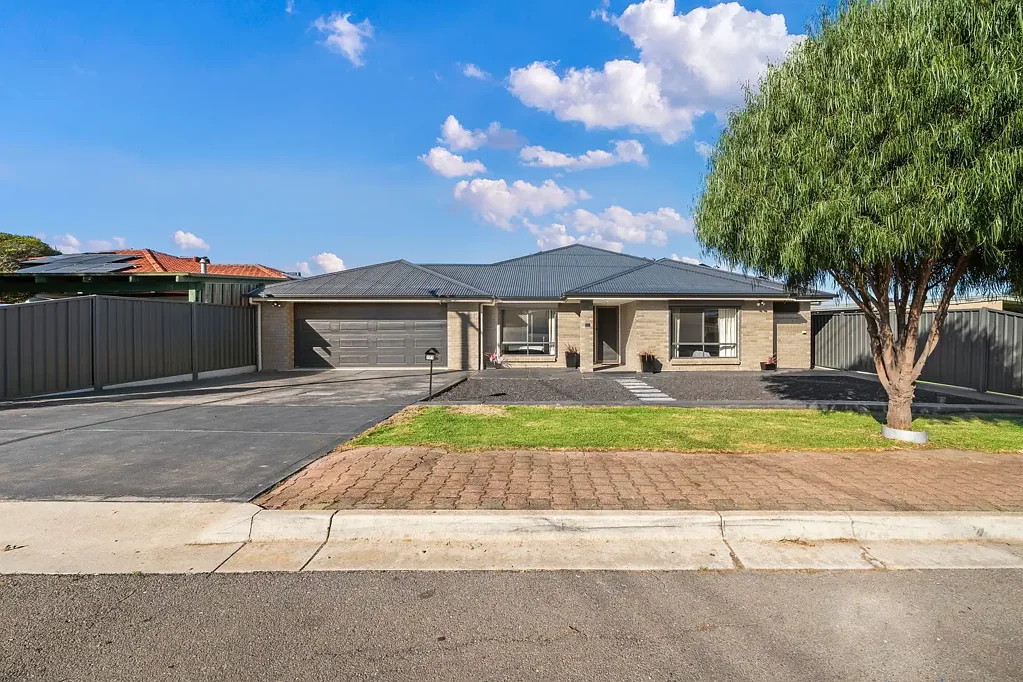 Modbury North 7غرفة نوم A Supersized Family Home Built for Modern Living.