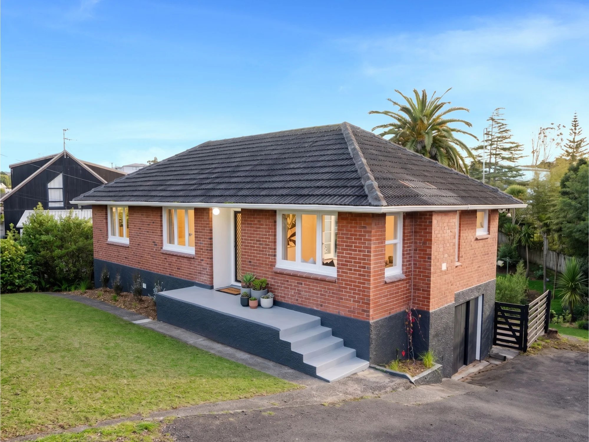 New Lynn 3침실 BRICK, BONES AND A BACKYARD LIKE A HOLIDAY
