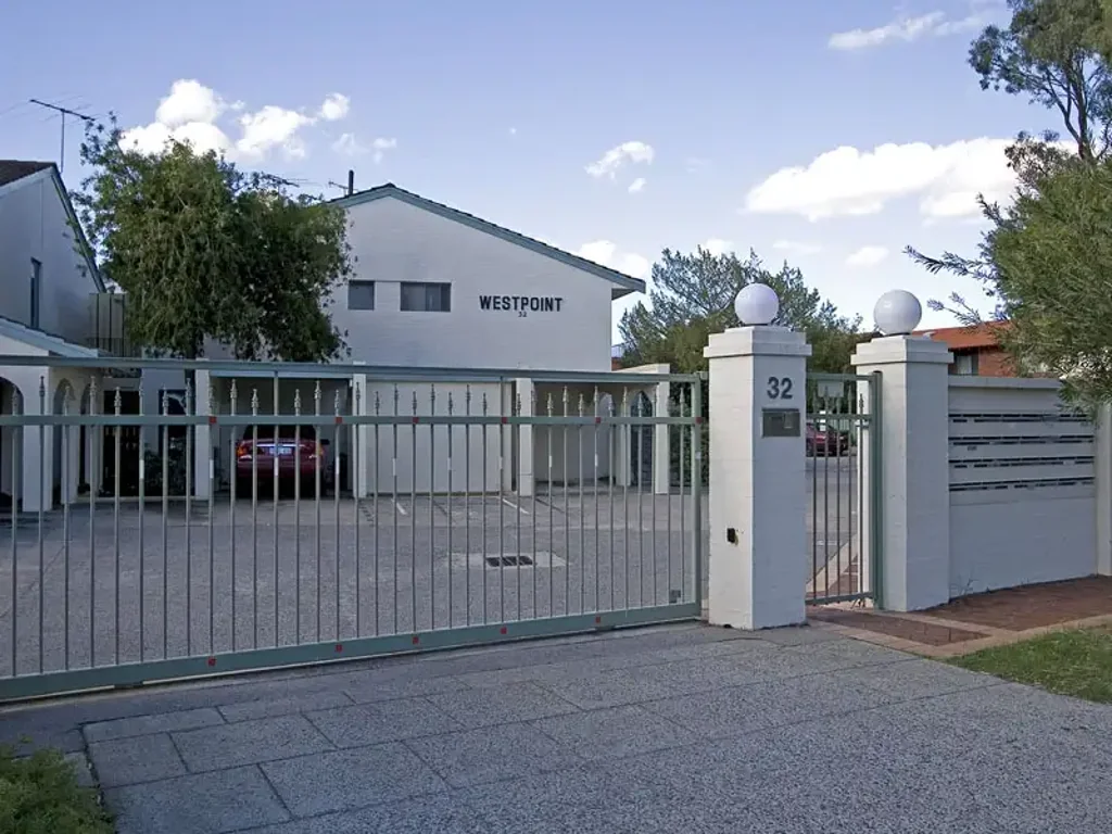 2 X 1 UNFURNISHED APARTMENT IN SECURE COMPLEX