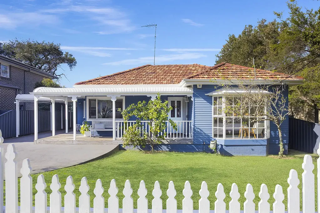 Kirrawee 4Kwarto Charming Family Home on a Level 613sqm Block with 16.76m Frontage