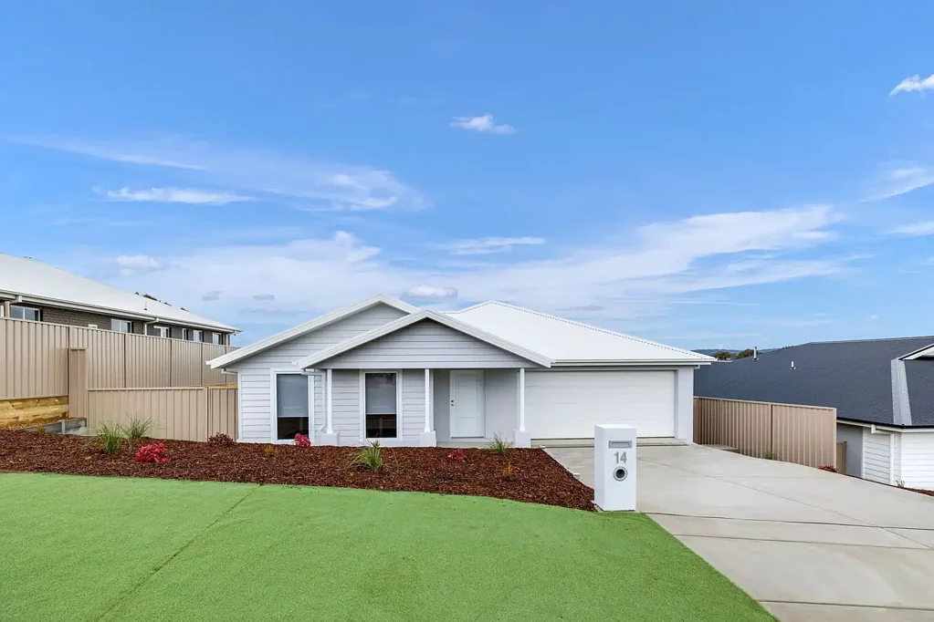STUNNING EXECUTIVE LIVING WITH VIEWS
