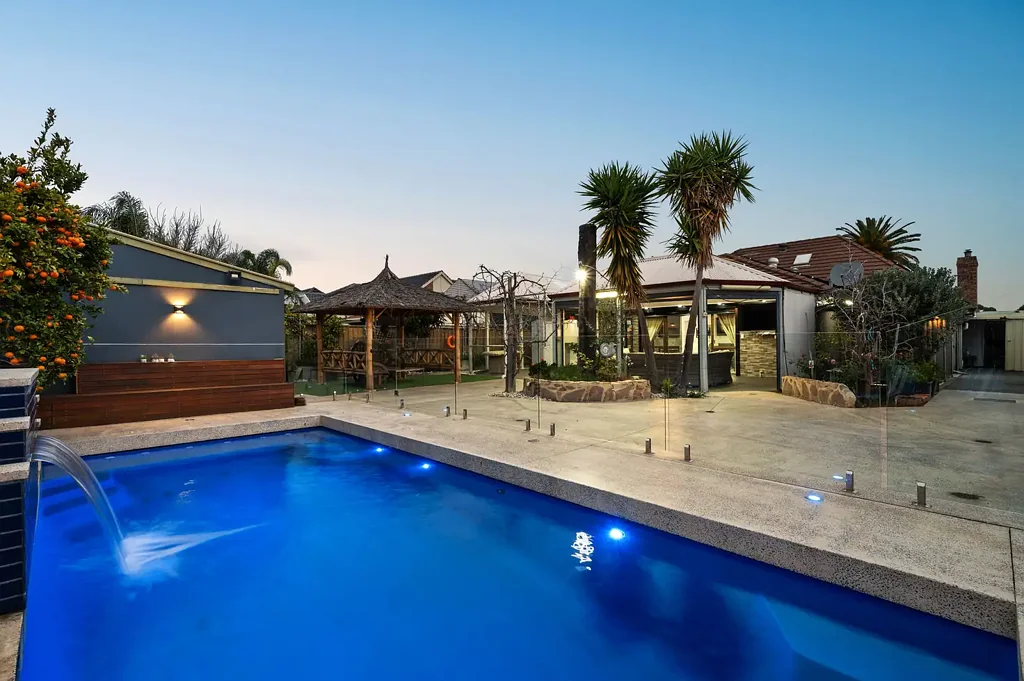 West Croydon 6房  Grand Family Living On A Sweeping Parcel