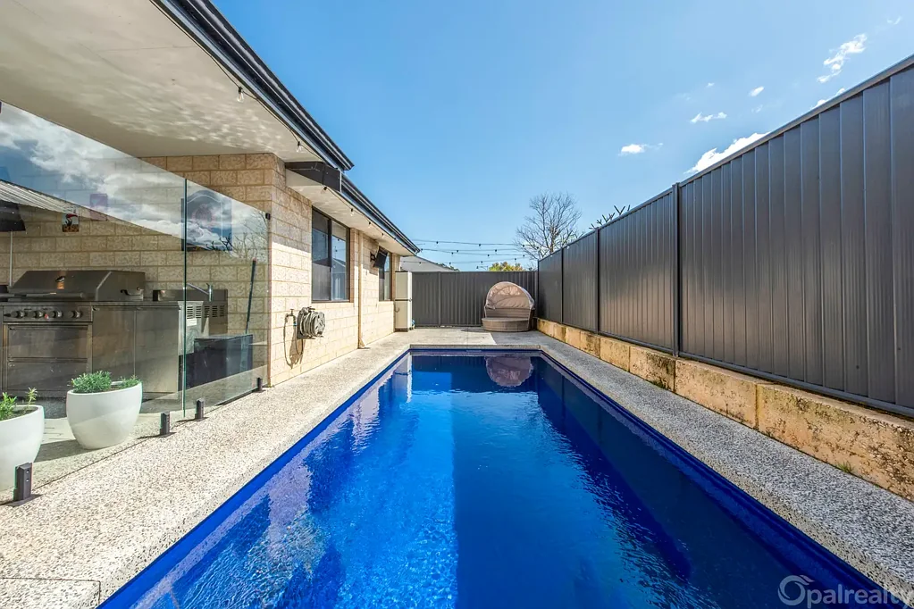 Baldivis 4 Bedroom Stylish modern family living with poolside entertaining