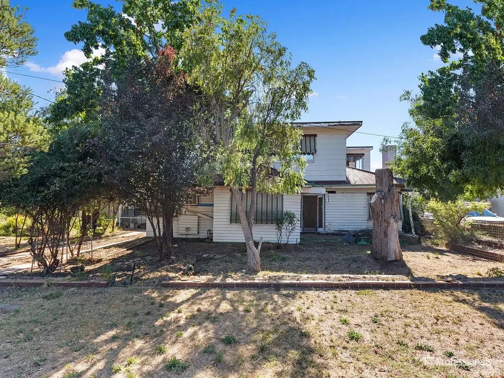 Maryborough 3 Bedroom RENOVATE OR DETONATE