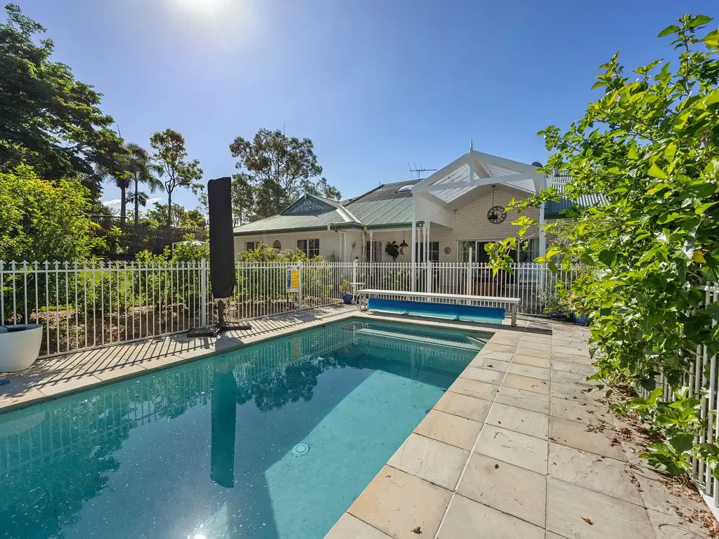 Bellbowrie 4Zimmer Elegant and executive family home on 2,505m2 with pool!