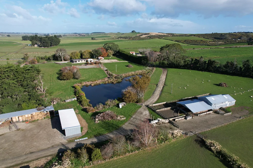Wyndham Surrounds Versatile property with excellent homes & building