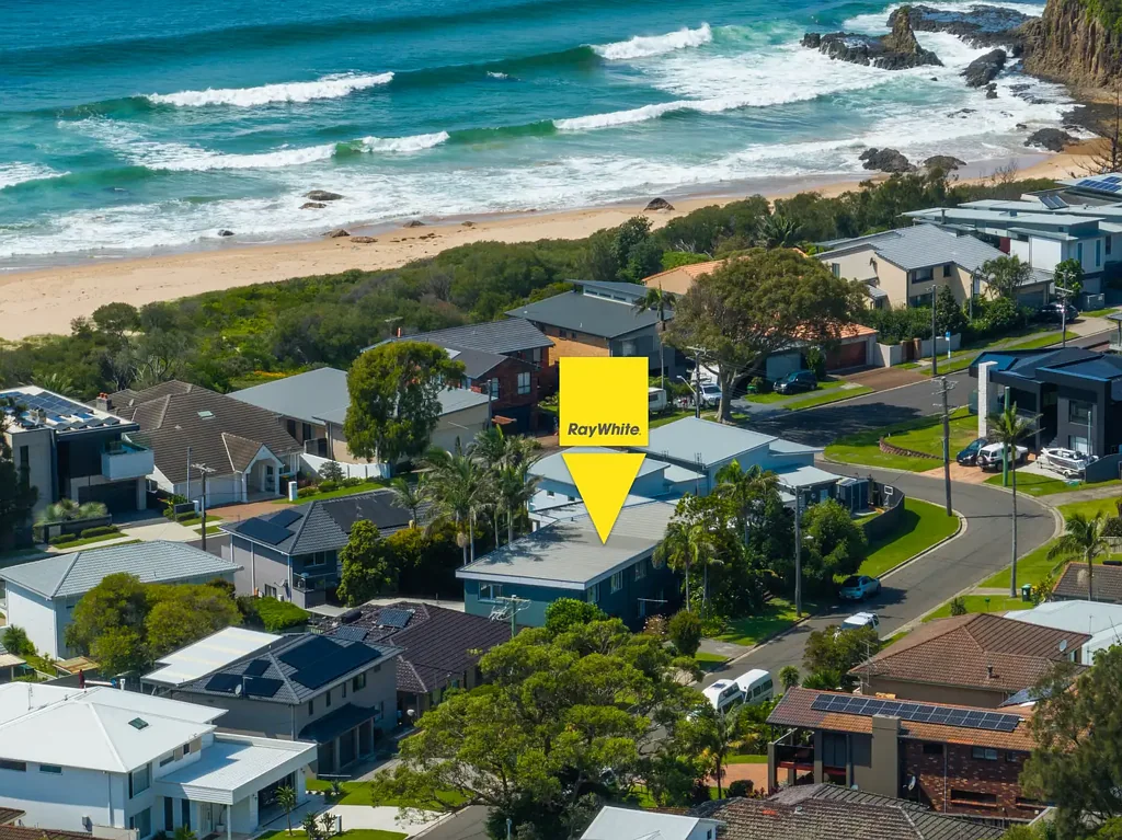Kiama Downs 5房  Ocean Views, Renovated Living and the Jones Beach Lifestyle - The Coastal Family Home You've Been Waiting For.