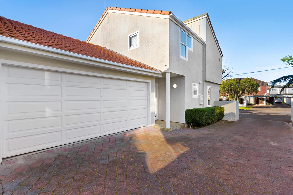 Modern Luxury - Unbeatable Beachside Location