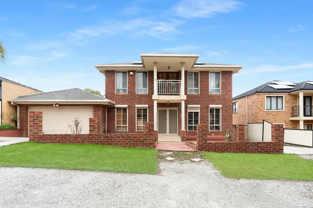 Spacious Family Living in Roxburgh Park's Premier Location
