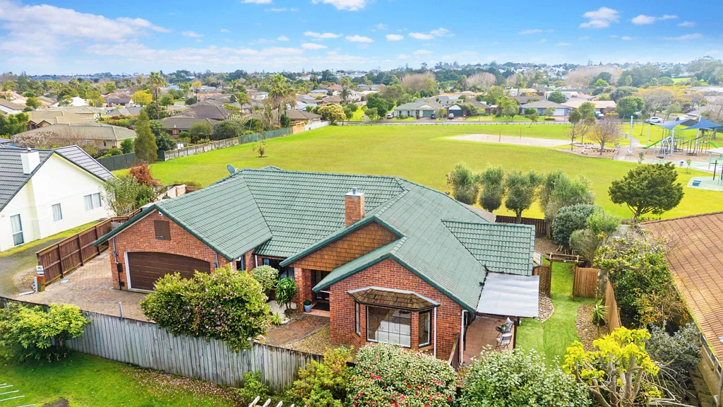 Wattle Downs 4ห้องนอน Ultra-Spacious Brick & Tile Sanctuary
