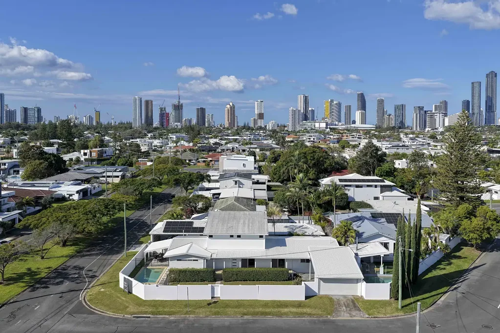 Broadbeach Waters 5غرفة نوم Live Now, Renovate Later, Invest for the Future