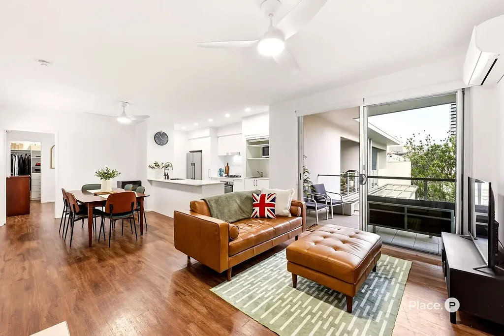 Fortitude Valley 3房 宽敞顶层生活，精品 Fuel Apartments，距离 King Street 仅数步之遥 Spacious Top Floor Living in Boutique Fuel Apartments Moments from King Street