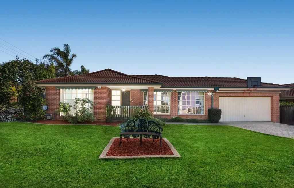 Renovated 4 Bed + Study 2 Bath Double Garage in Prime Lakeside Position