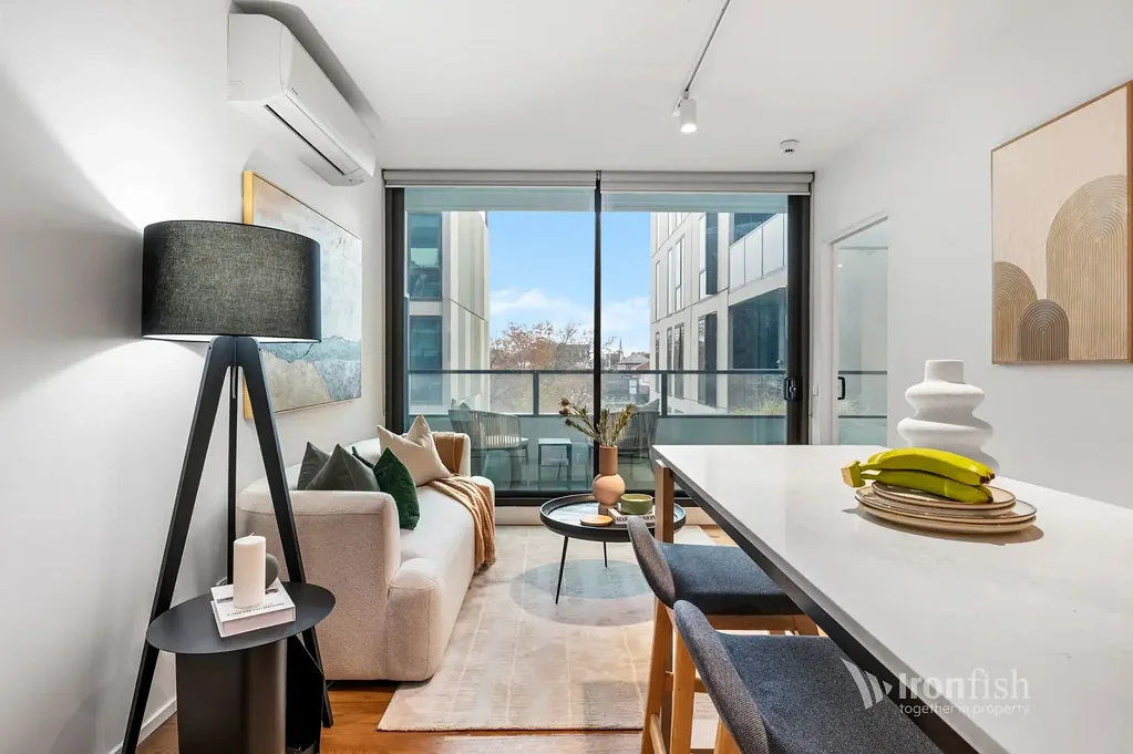 West Melbourne 2房 全新粉刷地毯 两卧宽敞明亮 现代厨房电器 开放式布局 阳台宁静景色 CBD便捷生活 城市生活方式 安全住户设施 Effortless City-Fringe Living in Prime West Melbourne
