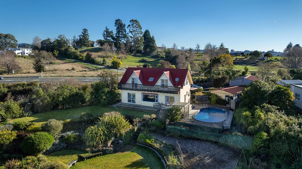 Mapua Uninterrupted estuary and country views.