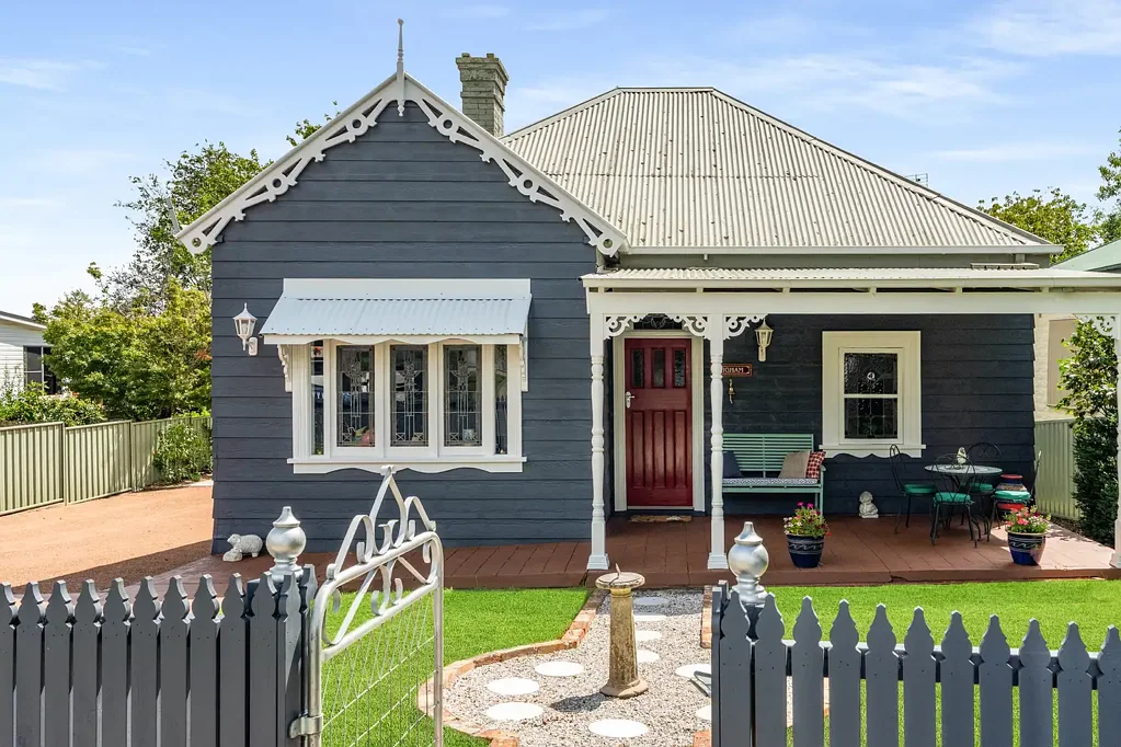 Moss Vale 4Phòng ngủ A Refreshed Character Home with Generous Outdoor Living in the Heart of Moss Vale
