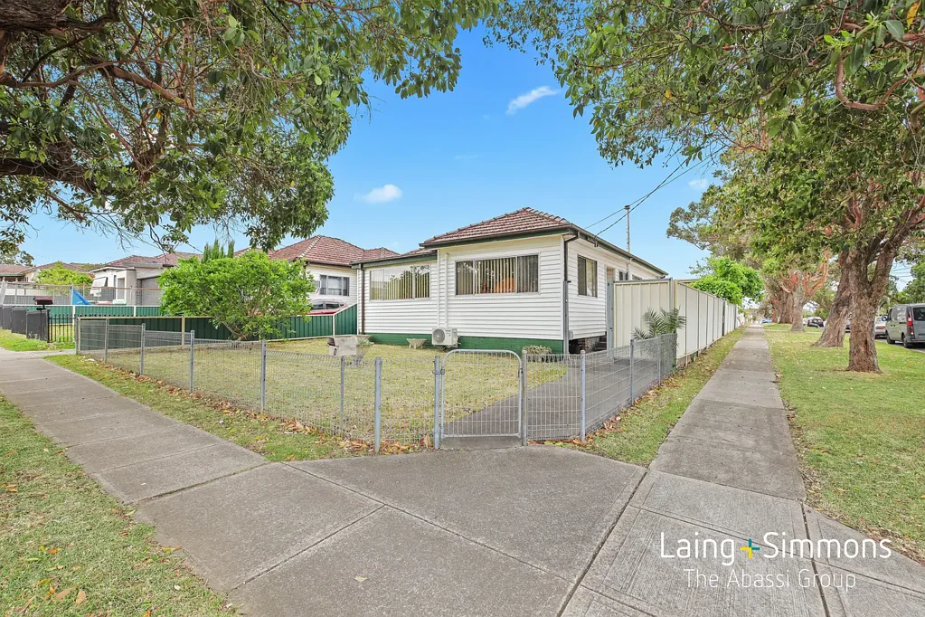 Sefton 6બેડરૂમ Fantastic House & Granny Flat Opportunity + Corner Block!