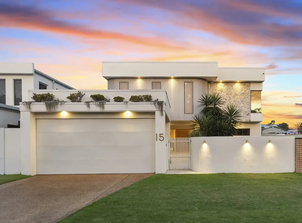Bundall 5कमरा Luxurious Palm Springs Inspired Family Home - Owner Relocating Overseas - Absolutely Will Be Sold at Auction, If Not Prior!