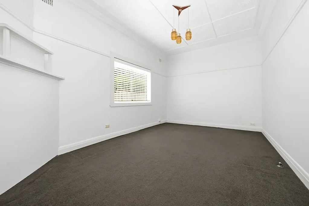 Family Home Located In The Heart of Kingsford!