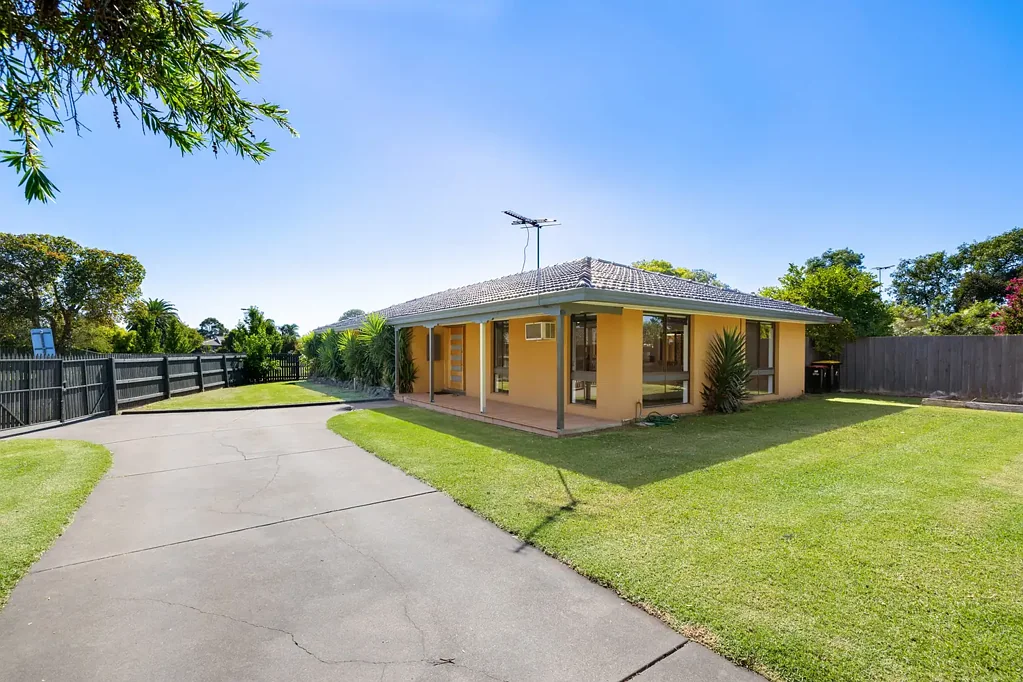 Sale 4 Bedroom Effortless Family Living: Renovated & Relaxing